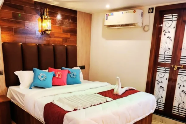 3 Bedroom Premium Houseboat With Upper Deck