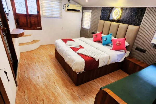 3 Bedroom Premium Houseboat With Upper Deck