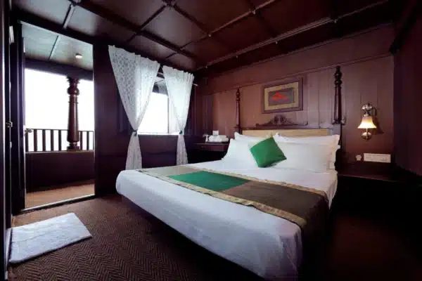 Luxury 3 Bedroom Traditional Houseboat Alleppey