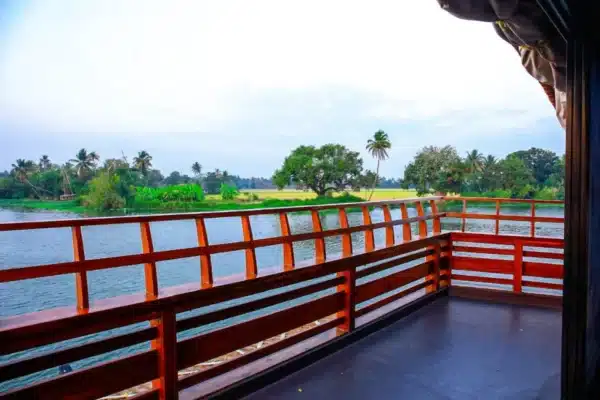 4 bedroom luxury goku2.jpg 4 Bedroom Luxury Houseboat With Upper Deck In Alleppey