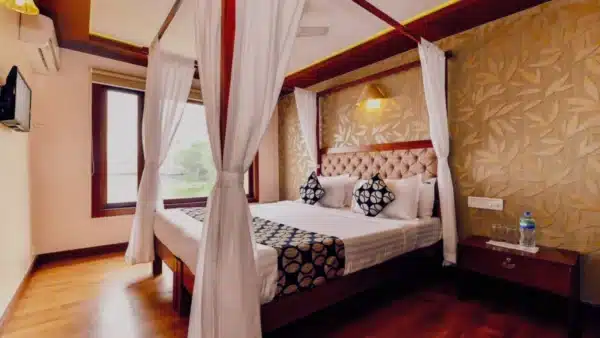 4 Bedroom Luxury Houseboat With Upper Deck In Alleppey