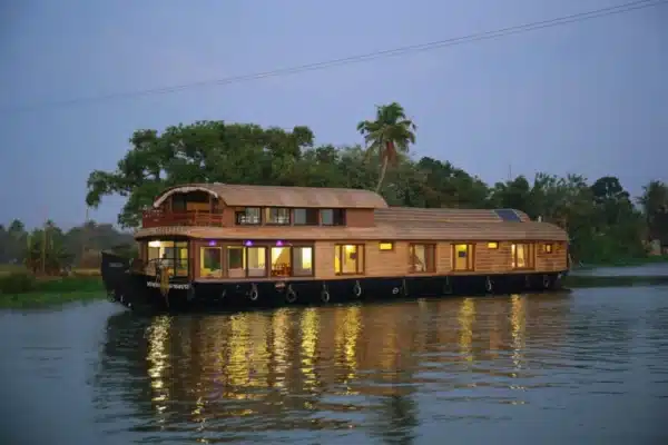 4 bedroom luxury goku7.jpg 4 Bedroom Luxury Houseboat With Upper Deck In Alleppey