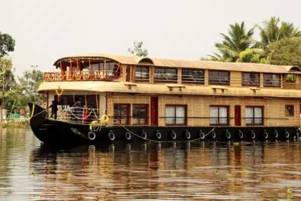 4 bedroom luxury9 4 Bedroom Luxury Houseboat Alleppey