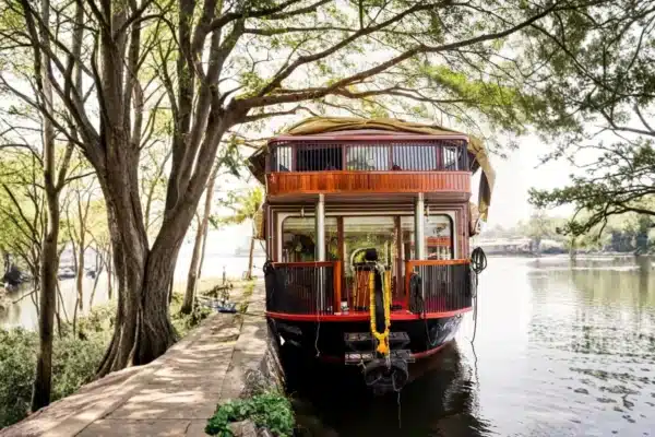5 Bedroom Deluxe Houseboat With Upper Deck