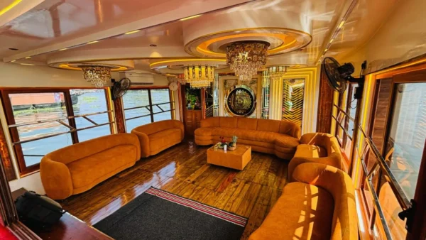 5 Bedroom Deluxe Houseboat With Upper Deck
