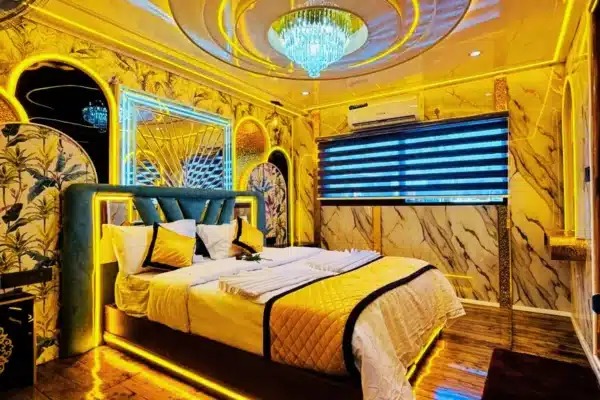 5 Bedroom Deluxe Houseboat With Upper Deck