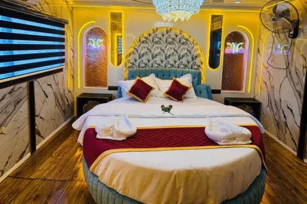5 Bedroom Deluxe Houseboat With Upper Deck