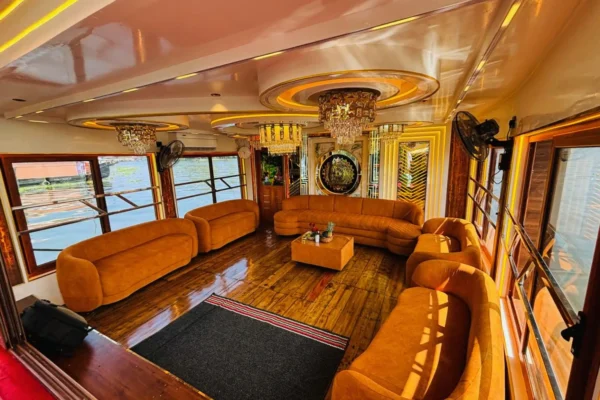 5 Bedroom Deluxe Houseboat With Upper Deck