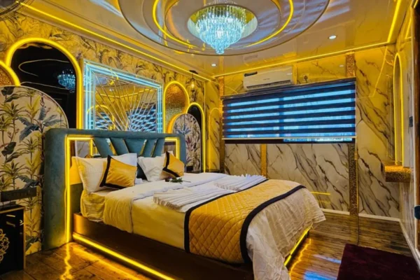 5 Bedroom Deluxe Houseboat With Upper Deck