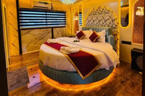 5 Bedroom Deluxe Houseboat With Upper Deck