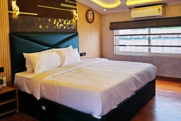 6 Bedroom Luxury Houseboat in Alleppey