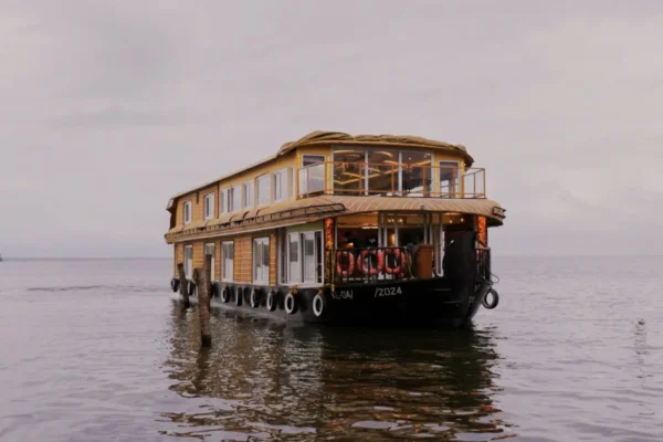 6 Bedroom Luxury Houseboat in Alleppey