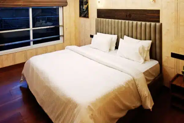 6 Bedroom Luxury Houseboat in Alleppey