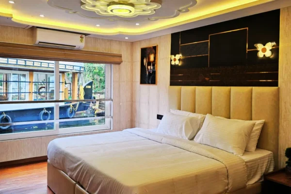 6 Bedroom Luxury Houseboat in Alleppey