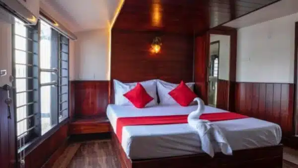 6 Bedroom Premium Houseboat in Alleppey