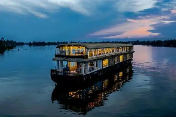 6 bed luxury1 6 Bedroom Luxury Houseboat in Alleppey