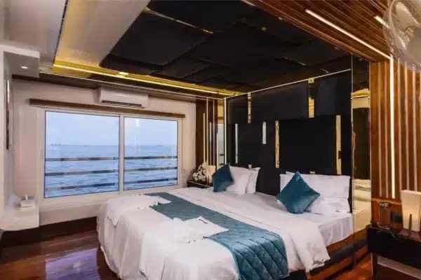 6 bed luxury3 6 Bedroom Luxury Houseboat in Alleppey