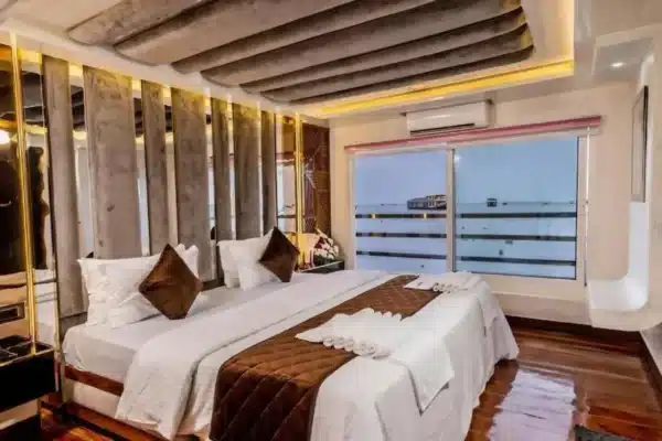 6 bed luxury4 6 Bedroom Luxury Houseboat in Alleppey