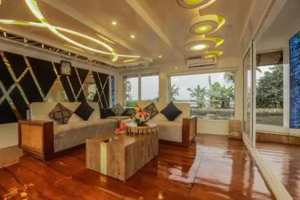 6 bed luxury6 6 Bedroom Luxury Houseboat in Alleppey