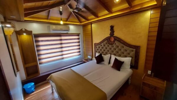 6 Bedroom Deluxe Houseboat With Upper Deck