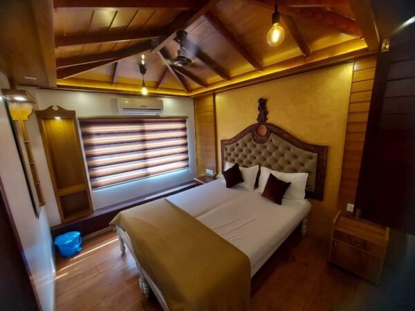 6 bedroom deluxe1 6 Bedroom Deluxe Houseboat With Upper Deck