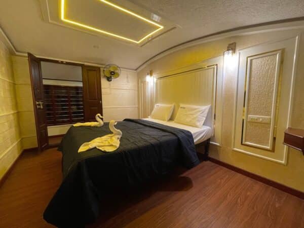 6 bedroom deluxe3 6 Bedroom Deluxe Houseboat With Upper Deck