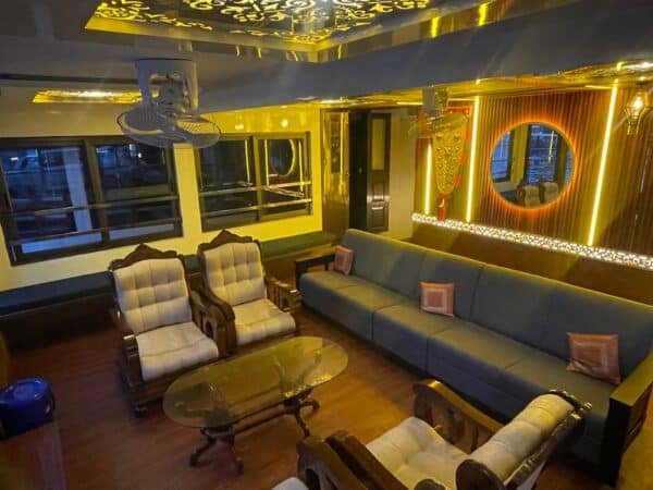 6 bedroom deluxe5 6 Bedroom Deluxe Houseboat With Upper Deck