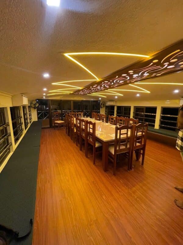 6 bedroom deluxe6 6 Bedroom Deluxe Houseboat With Upper Deck