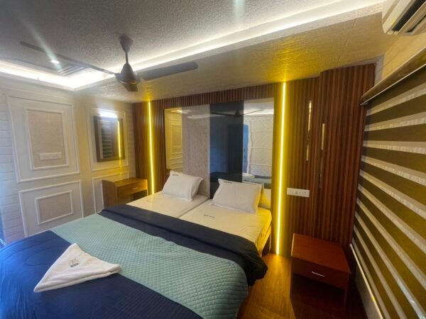 6 bedroom deluxe8 6 Bedroom Deluxe Houseboat With Upper Deck