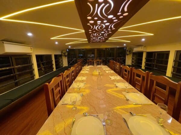 6 bedroom deluxe9 6 Bedroom Deluxe Houseboat With Upper Deck