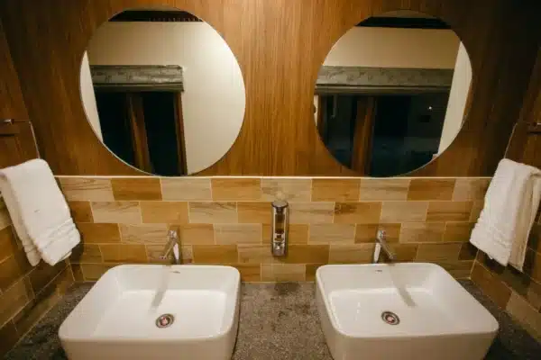 Houseboat luxury2.jpg 5 Bedroom Luxury Houseboat With Upper Deck