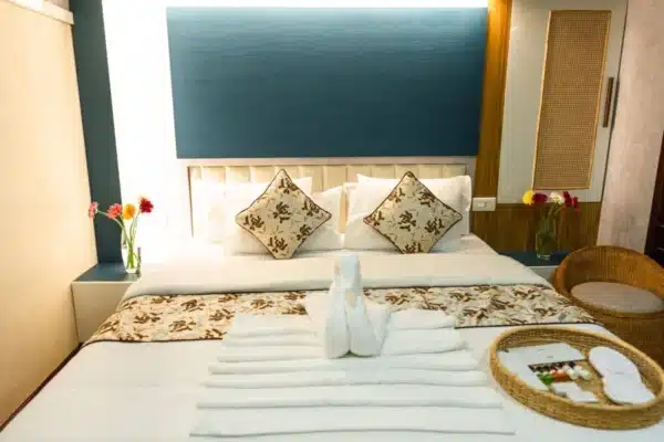 Houseboat luxury4.jpg 5 Bedroom Luxury Houseboat With Upper Deck