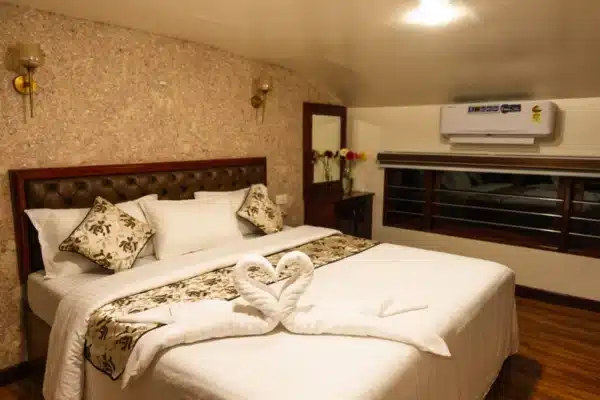 Houseboat luxury6.jpg 5 Bedroom Luxury Houseboat With Upper Deck