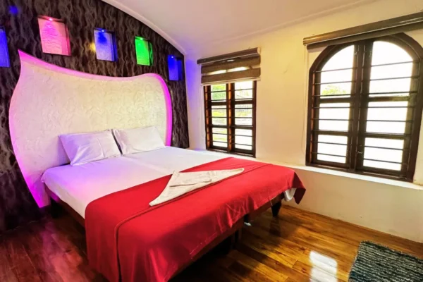 1 Bed Premium Houseboat- Alleppey