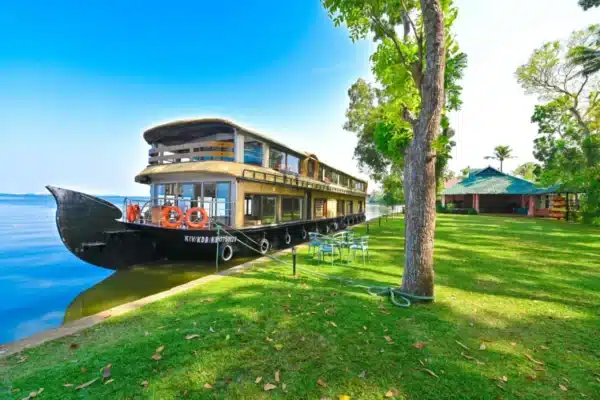 6 Bedroom Ultra Luxury Houseboat Alleppey