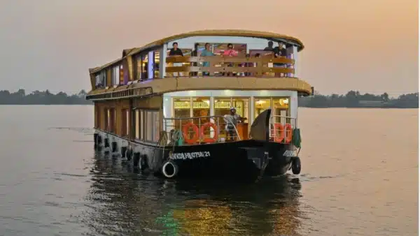 6 Bedroom Ultra Luxury Houseboat Alleppey