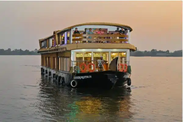6 Bedroom Ultra Luxury Houseboat Alleppey